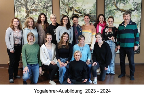 Gruppenbild-Abschluss-Yogalehrer-Ausbildung-2023-24-500.jpg